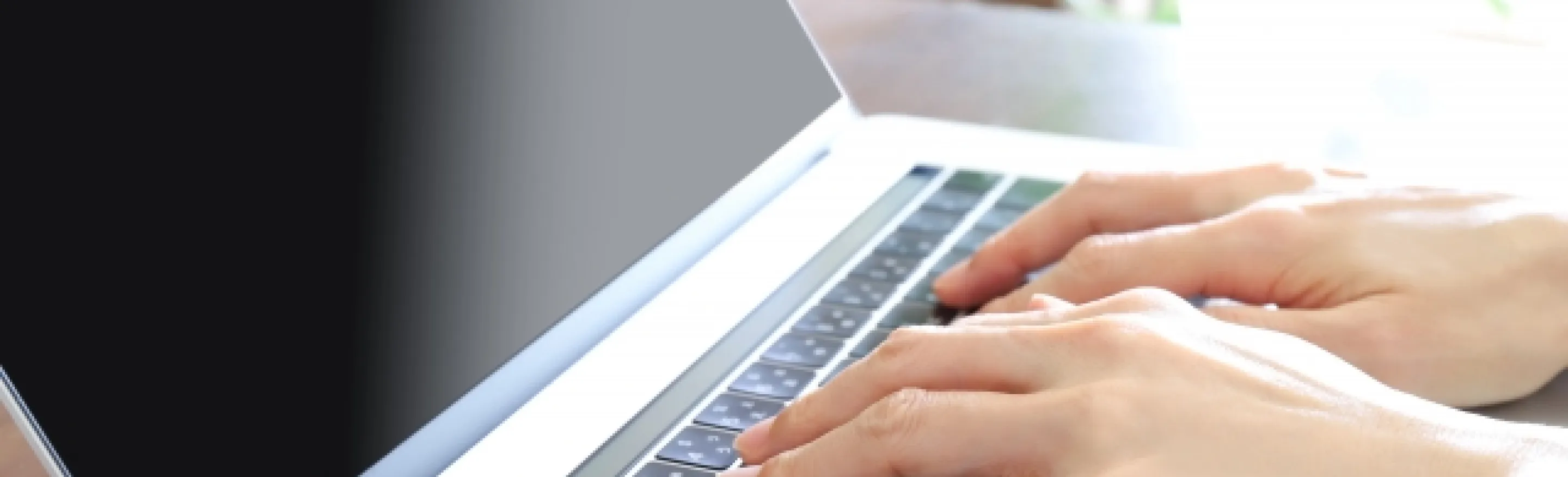 ノートPCでタイピングする手元