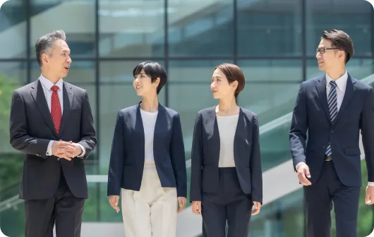 商談中のビジネスパーソン