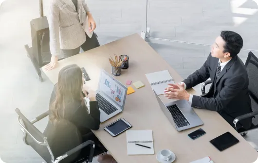 オフィスで作業するチーム