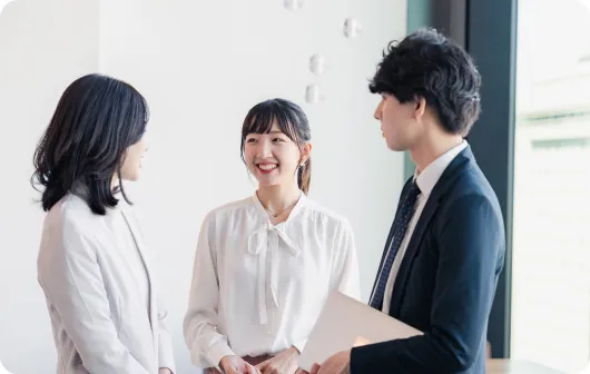 会話する社員たち